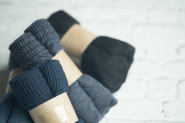 Koyu mavi ve koyu renk iç çamaşırı yığını.