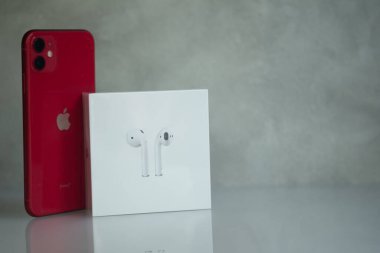 Samut Prakan, Tayland - 14 Haziran 2020: Apple iPhone 11 ProDUCT RED ve Airpods in box