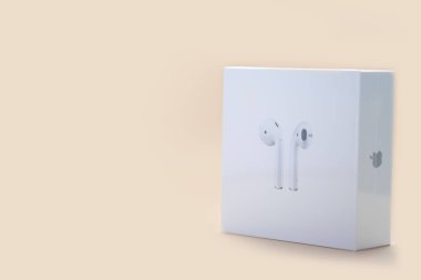 Bangkok, Tayland - 14 Haziran 2020: Apple Inc. AirPods tarafından geliştirilen kablosuz kulaklıklar.