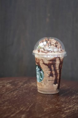 Samut Prakan, Tayland - 14 Haziran 2020: Starbucks 'ın yeni içeceği Choco-Choco-Choco Nutty Frappuccino. Karışımı fındıklı çikolata fındık sosu, kremalı moka., 