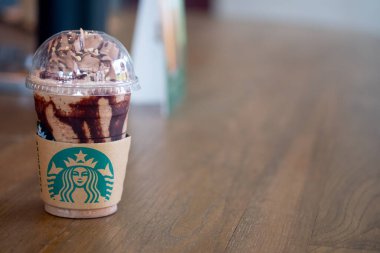 Samut Prakan, Tayland - 14 Haziran 2020: Starbucks 'ın yeni içeceği Choco-Choco-Choco Nutty Frappuccino. Karışımı fındıklı çikolata fındık sosu, kremalı moka., 
