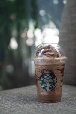 Samut Prakan, Tayland - 14 Haziran 2020 Starbucks 'ın yeni içeceği Choco-Choco Nutty Frappuccino