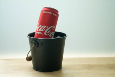 Samut Prakan, Tayland - 14 Haziran 2020: Coca-Cola klasik kırmızı alüminyum kutu siyah kova