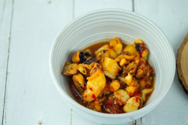 Baharatlı deniz ürünleri soslu ızgara kalamar karışımı. Tayland tarzı yemek.