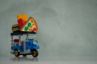 Tuk Tuk 'ta Tayland' daki tüm iş fast food 'ları için çevrimiçi dağıtım hizmeti sunan minyatür fast food. Bangkok 'ta hızlı teslimat kavramı