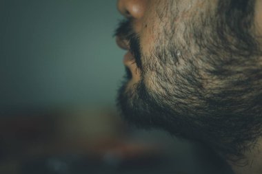 Asyalı sakallı adam bıyığını kapat. Yan görünümü kapat