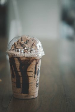 Samut Prakan, Tayland - 18 Haziran 2020: Starbucks 'ın yeni içeceği Choco-Choco-Choco Nutty Frappuccino. Karışımı fındıklı çikolata fındık sosu, kremalı moka., 