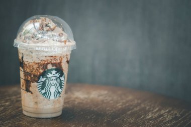 Samut Prakan, Tayland - 18 Haziran 2020: Starbucks 'ın yeni içeceği Choco-Choco-Choco Nutty Frappuccino. Karışımı fındıklı çikolata fındık sosu, kremalı moka., 