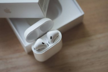 Samut Prakan, Tayland - 18 Haziran 2020: Apple AirPods kablosuz kulaklık şarj kutusu. İphone, Ipad veya Mac ile kullan.