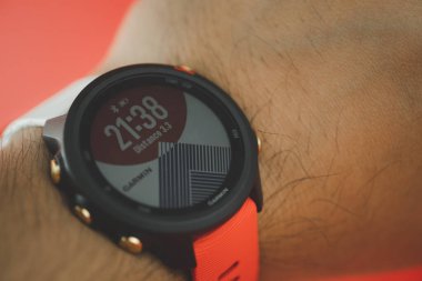 Samut Prakan, Tayland - 18 Haziran 2020: Tokyo Limited Edition Foreunner 245 için markalı Garmin yüzünden özel saat teması olarak kutsal Fuji Dağı 'nı alır ve saat muhafazasının tasarımını mükemmel bir şekilde tamamlar..