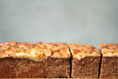 Kare şekerli kekin seçici odak noktası. Seçici odak