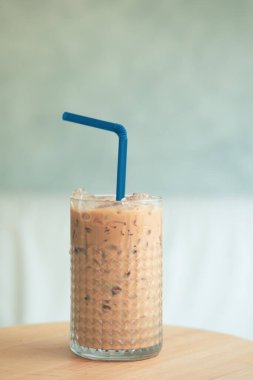 Masada buzlu kahve bardağı var. Kafe fotoğrafçılık konsepti.