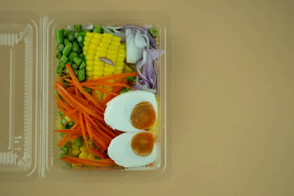 Färsk Frukt Och Grönsakssallad Plastask Begreppet Hälsosam Mat För Avhämtning — Stockfoto