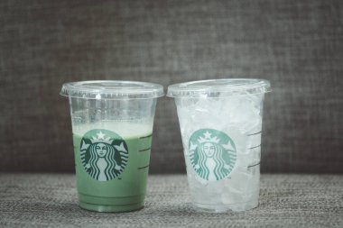 Samut Prakan, Tayland - 19 Haziran 2020: Starbucks Kahve dükkanında bir fincan buzlu yeşil çay ve paket servis için buzlu kahve