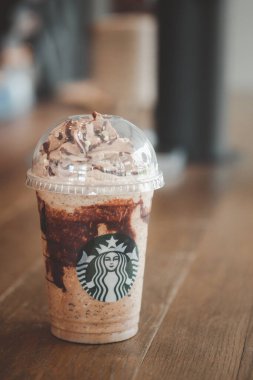Samut Prakan, Tayland - 19 Haziran 2020: Starbucks 'ın yeni içeceği Choco-Choco-Choco Nutty Frappuccino. Karışımı fındıklı çikolata fındık sosu, kremalı moka.