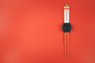 Samut Prakan, Tayland - 19 Haziran 2020: Birçok spor aktivitesini takip eden özel New Garmin Forerunner 245 Müzik Japonya versiyonu.