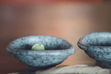 Japon restoranında kasede yeşil wasabi. Seçici odak