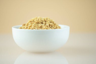 Bir kase kızarmış fıstık ya da beyaz arka planda ezilmiş fıstık..