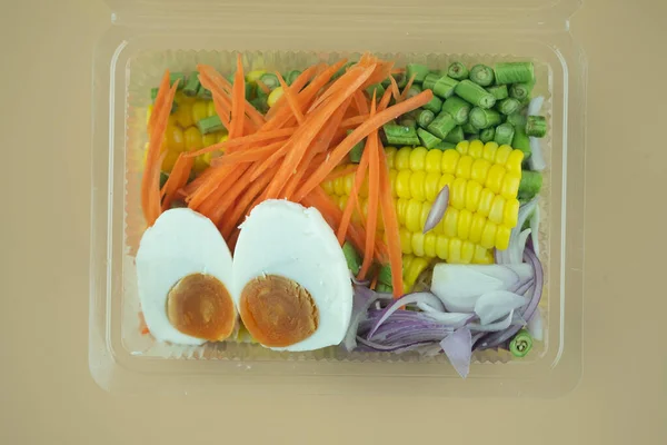 플라스틱 안에서 샐러드 맛있는 음식에 대한건 — 스톡 사진