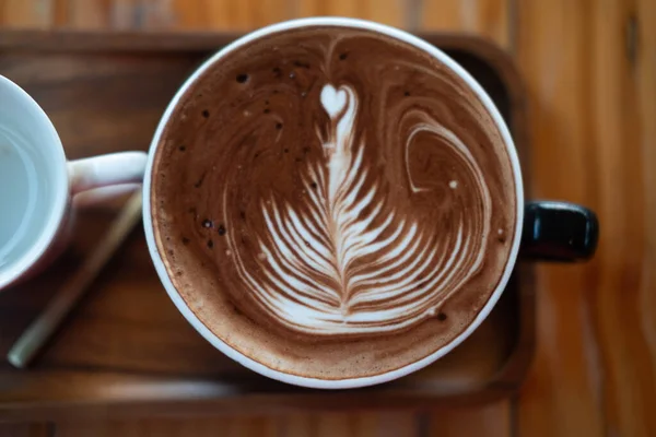 Délicieux Chocolat Chaud Avec Mousse Art Sur Dessus Table Bois — Photo