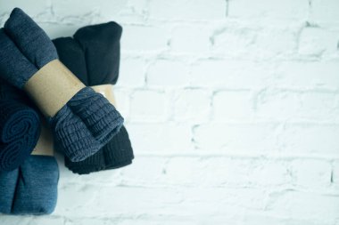 Koyu mavi ve koyu renk iç çamaşırı yığını.