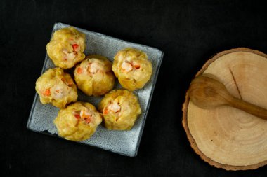 Çin buğulanmış karidesli börek ve sos.