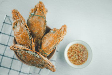 Tayland baharatlı deniz ürünleri soslu haşlanmış yengeç. Tayland usulü deniz ürünleri.