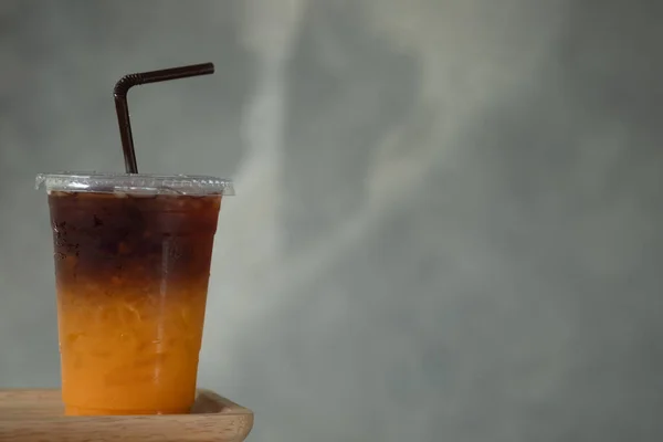 Koude Koffie Gemengd Met Vers Sinaasappelsap Dat Heeft Twee Lagen — Stockfoto