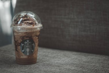 Samut Prakan, Tayland - 21 Haziran 2020 Starbucks 'tan yeni içecek Choco-Choco Nutty Frappuccino