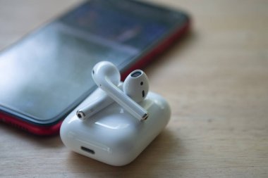 Samut Prakan, Tayland - 21 Haziran 2020: Apple AirPods kablosuz kulaklık şarj kutusu. İphone, Ipad veya Mac ile kullan.