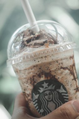 Samut Prakan, Tayland - 21 Haziran 2020 Starbucks 'tan yeni içecek Choco-Choco Nutty Frappuccino