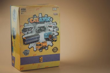 Samut Prakan, Tayland - 21 Haziran 2020: Oyuncak yumurta kutusu LOZ Yaratıcı 'nın mini bloğundan sürpriz oyuncak araba blokları 6 parçayı da topluyor