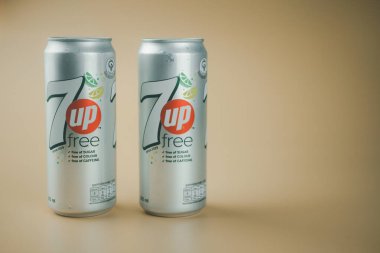 Samut Prakan, Tayland - 21 Haziran 2020: 7UP limonatalı ince konserve alüminyum soda. Bu içecek Pepsi şirketini üretiyor..