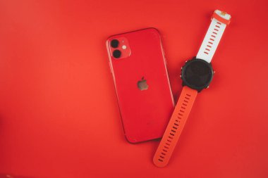 Samut Prakan, Tayland - 21 Haziran 2020: Akıllı spor saati Garmin Forerunner 245 Müzik Limited ve Red Iphone 11