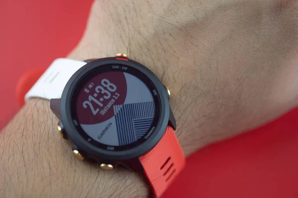 Samut Prakan, Tayland - 21 Haziran 2020: Tokyo Limited Edition Foreunner 245 için markalı Garmin yüzünden özel saat teması olarak kutsal Fuji Dağı 'nı alır ve saat kaplamasının tasarımını mükemmel bir şekilde tamamlar..