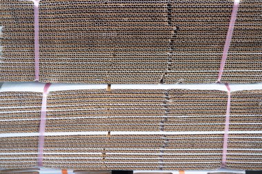 Stoklarda paketlenmeye hazır karton kutu