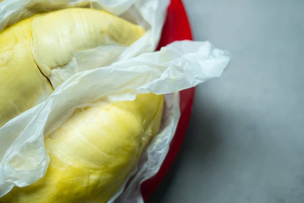 Tutup Buah Durian Segar Dimasukkan Dalam Piring Merah — Stok Foto