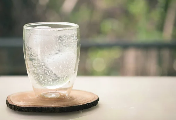 Ahşap Masada Buzlu Tonik Kokteyli — Stok fotoğraf