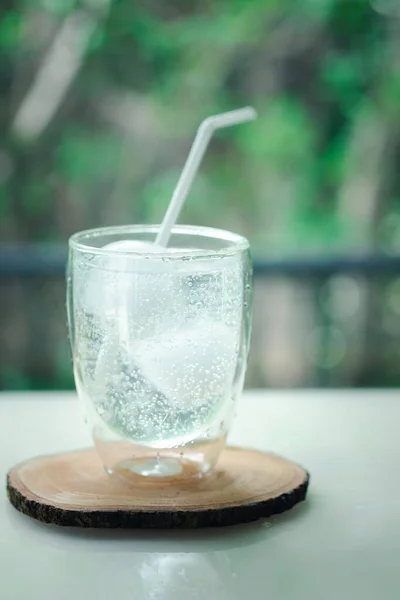 Cocktail Tonique Avec Glace Verre Sur Table Bois — Photo