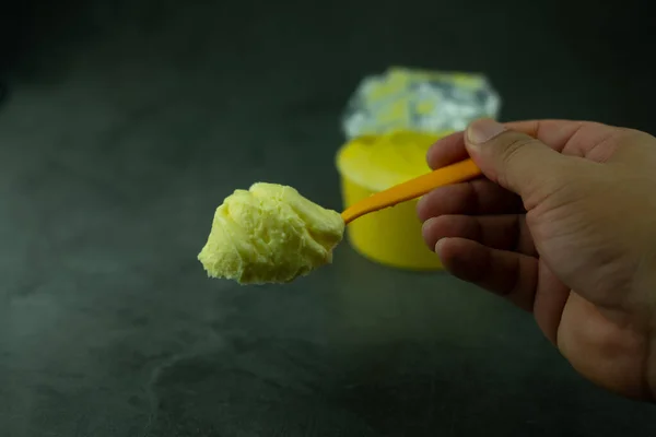 Měkké Máslo Žluté Lžíci Černém Pozadí — Stock fotografie