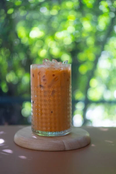 Ένα Ποτήρι Ταϊλανδέζικο Τσάι Γάλα Σερβιρισμένο Ξύλινο Δίσκο — Φωτογραφία Αρχείου
