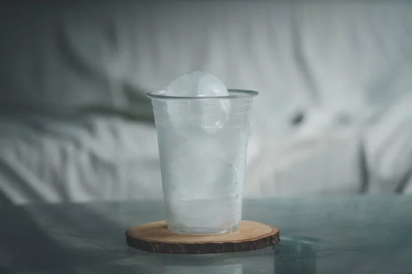 Kafede Soğuk Içecek Için Plastik Cam Şeklinde Buz Topu — Stok fotoğraf