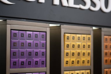 Samut Prakan, Tayland - 28 Haziran 2020: Nespresso mağazasında çeşitli kahve kapsülleri. Çeşitli aromalı. Nespresso, Dünya çapında Kahve Ürünleri Şirketi..