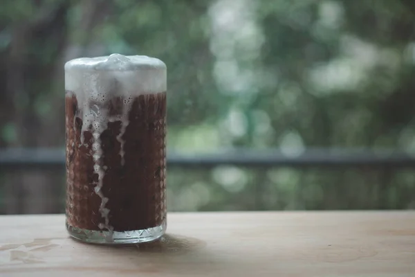 Café Gelado Com Creme Copo Alto Foco Seletivo — Fotografia de Stock