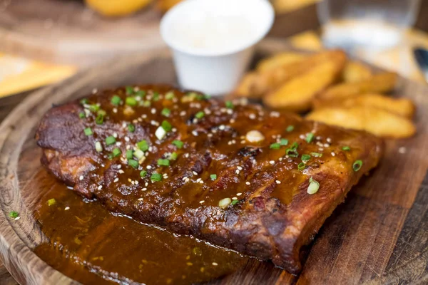 Gros Plan Côtes Porc Grillées Sauce Barbecue Sur Une Planche — Photo