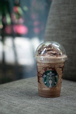 Samut Prakan, Tayland - 28 Haziran 2020 Starbucks 'tan yeni içecek Choco-Choco Nutty Frappuccino