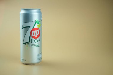 Samut Prakan, Tayland - 29 Haziran 2020: 7UP limonatalı ince konserve alüminyum. Bu içecek Pepsi şirketini üretiyor..