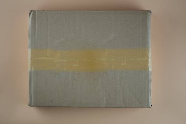 Turuncu arka planda kahverengi paket kullanılmış. Üst görünüm