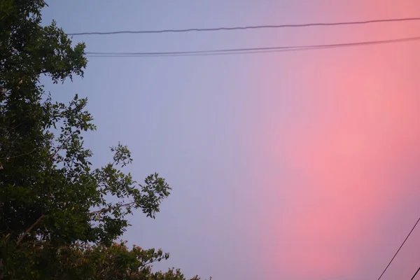 美丽的落日天空 色彩艳丽的云彩映衬着深蓝色 在家里照张相 — 图库照片