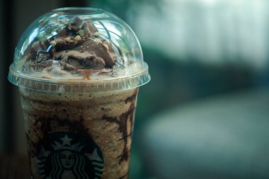 Samut Prakan, Tayland - 2 Temmuz 2020 Starbucks 'ın yeni içeceği 9 Haziran' da Starbucks Kahve 'de Choco-Choco Nutty Frappuccino.